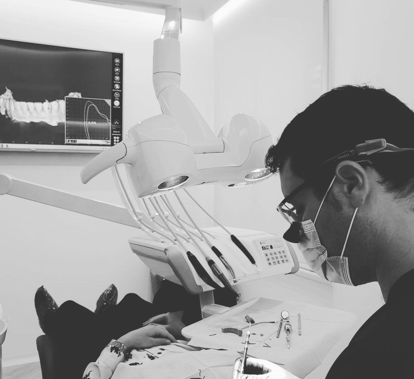 El Dr. Víctor García trabajando con un paciente, con el escaneado 3D de los dientes en pantalla.